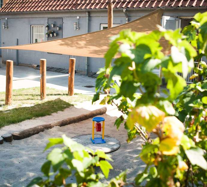 Legeplads i solskin